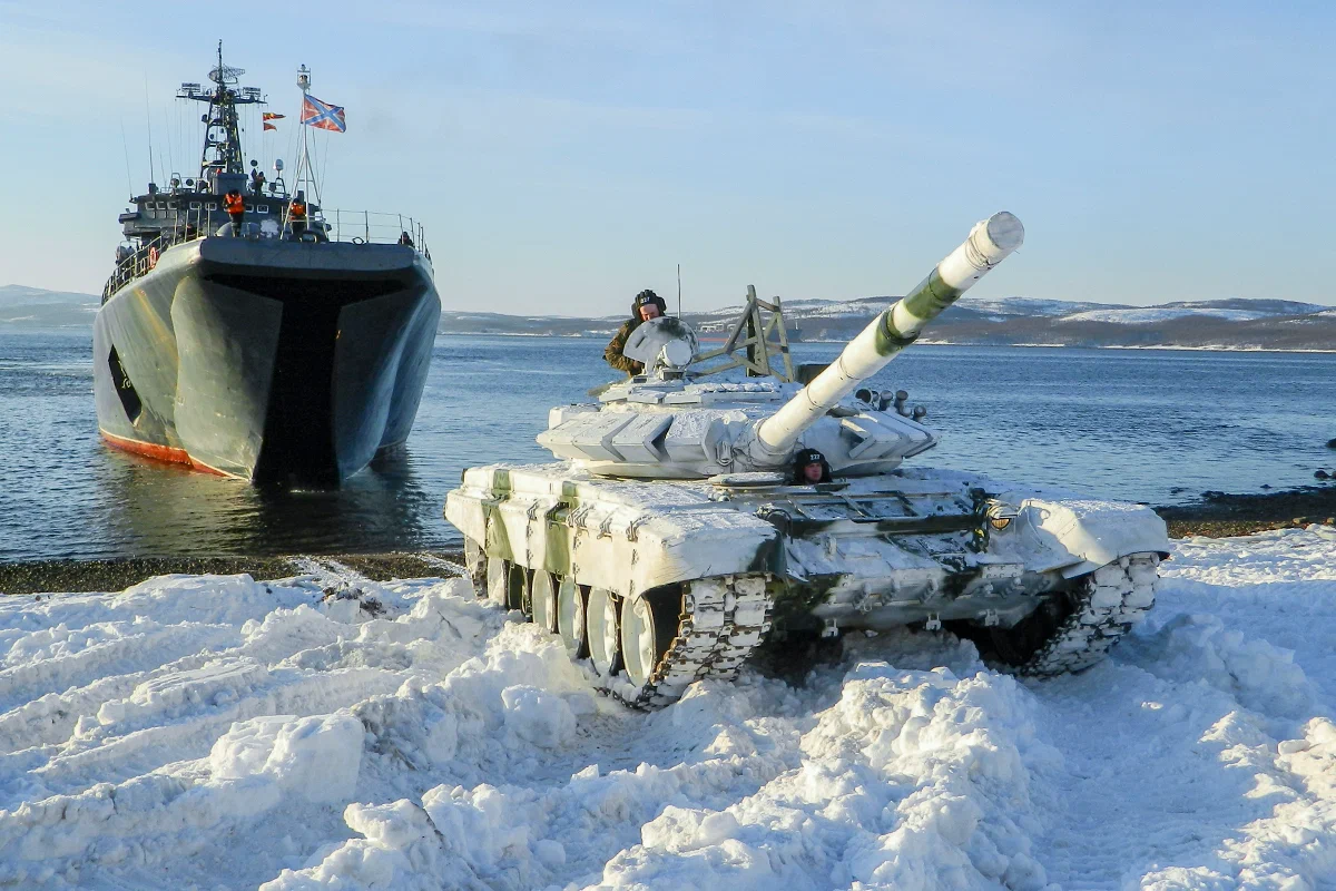 Российскую Арктику укрепляют танками и пехотой