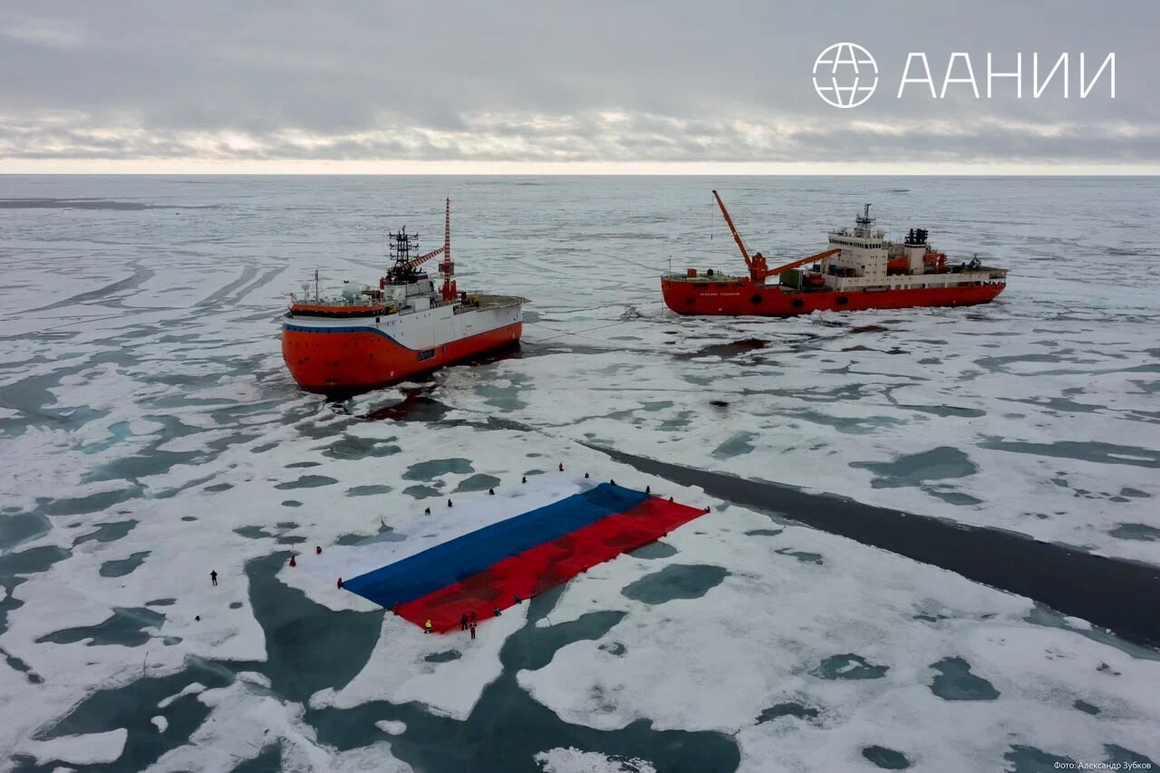 В честь Дня флага России в Арктике развернули гигантский триколор