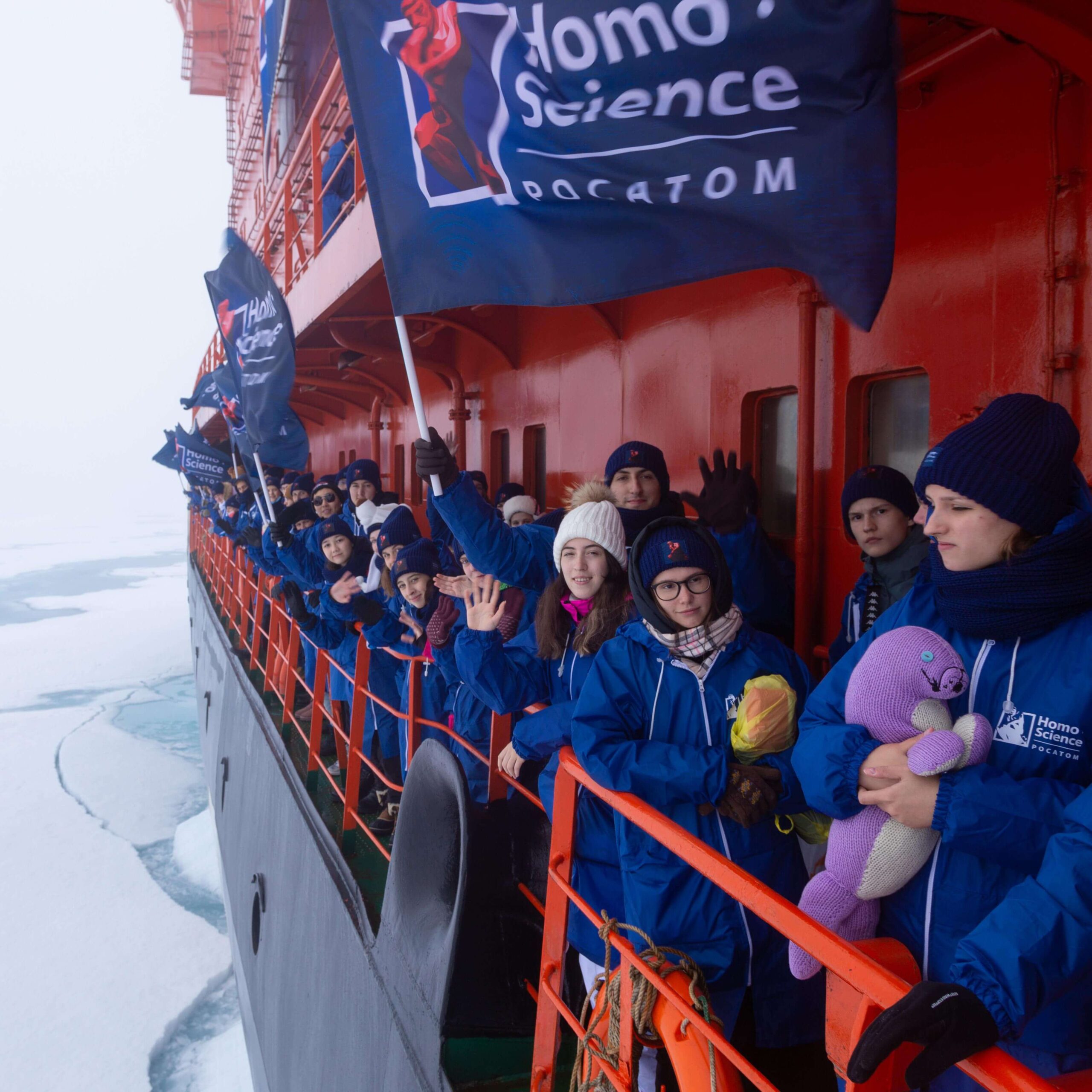 Ледокол со школьниками на борту встретился с дрейфующей станцией в Арктике