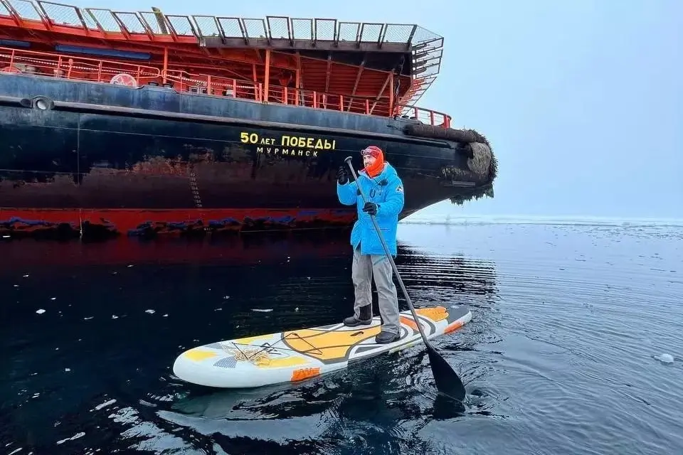 Российский врач-травматолог стал первым в мире сапсерфером на Северном полюсе