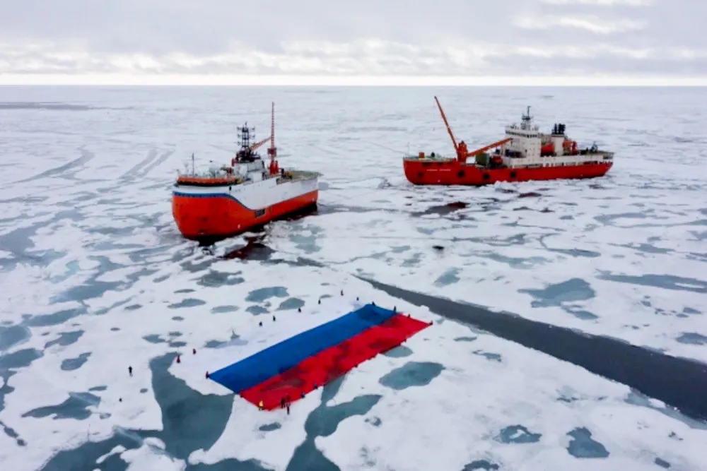 Самый большой российский триколор в Арктике развернут в Мурманской области